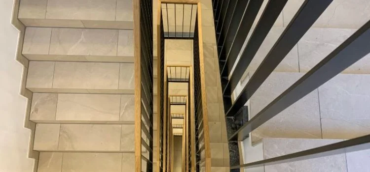 . Snickeriarbeten i Trapphus – Funktionella och Estetiska Losningar x