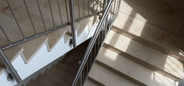 . Dekorationsmalning som Skapar Karaktar i Trapphuset x